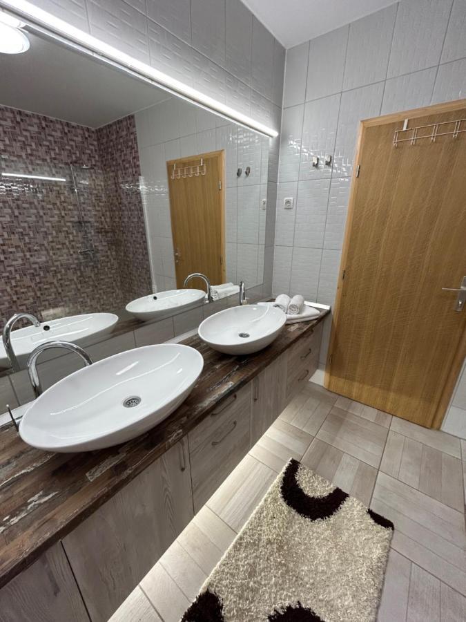 Sobe Zimmer Frei Pozega Bagian luar foto
